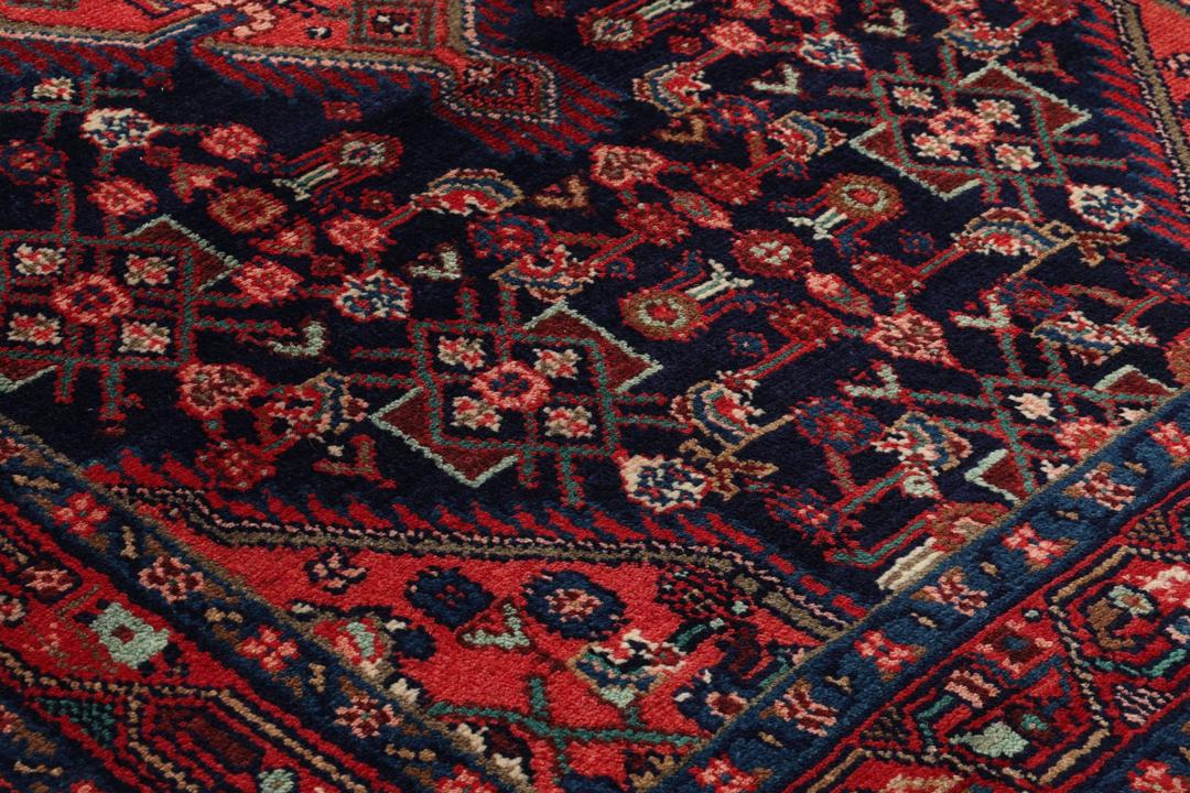 Tapis de couloir Hamadan noué à la main provenant du Moyen-Orient dans des tons bleu foncé et rouge.