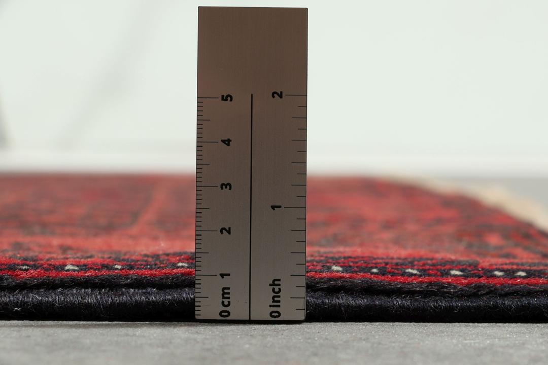 Håndknyttet Baluch-tæppe i dybe røde og beige toner fra Mellemøsten