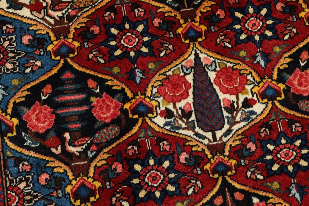 Handgeknoopt Bakhtiar-tapijt uit het Midden-Oosten met blauwe en rode bloempatronen