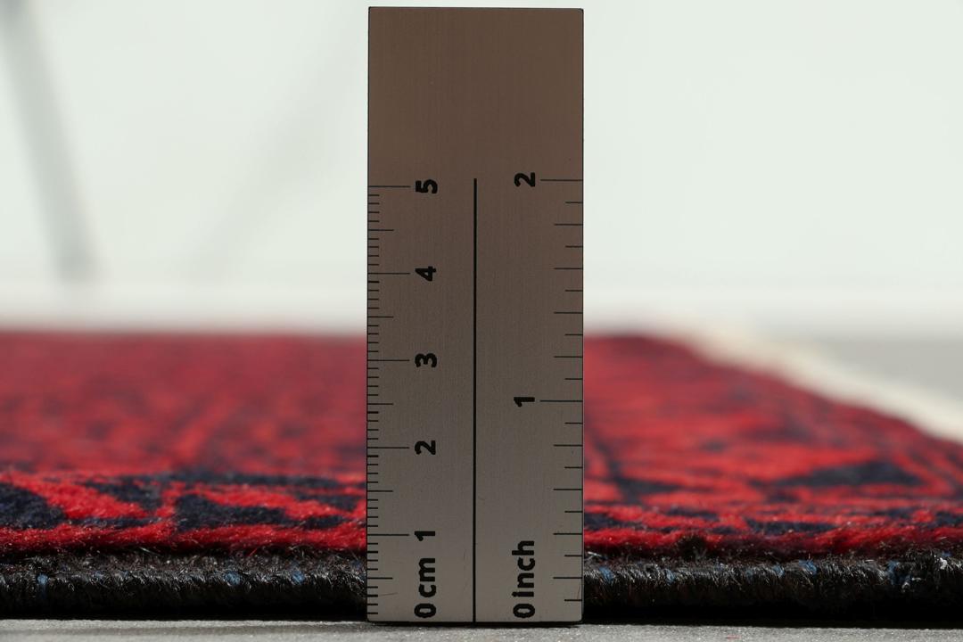 Handgeknoopt Beluch-tapijt uit het Midden-Oosten in donkerrode en crèmekleurige tinten