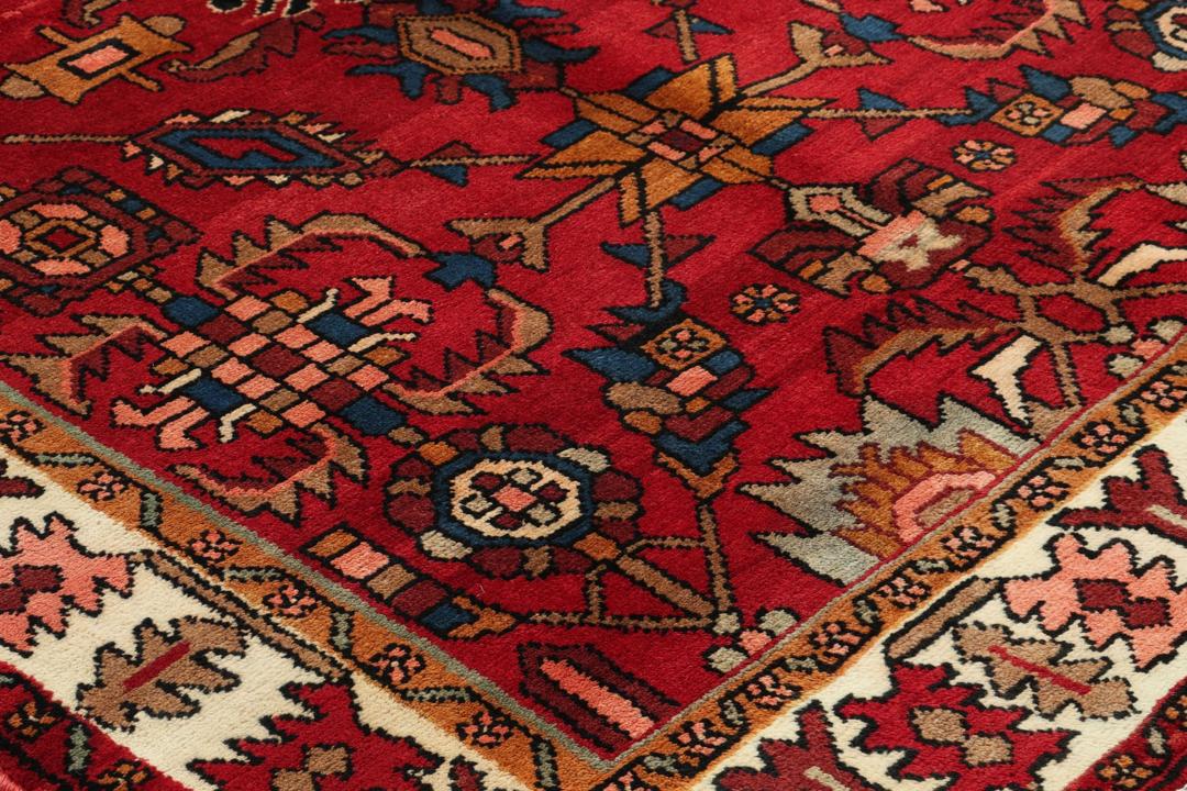 Håndknyttet Nahavand-tæppe fra Mellemøsten med et levende rødt uldfelt.