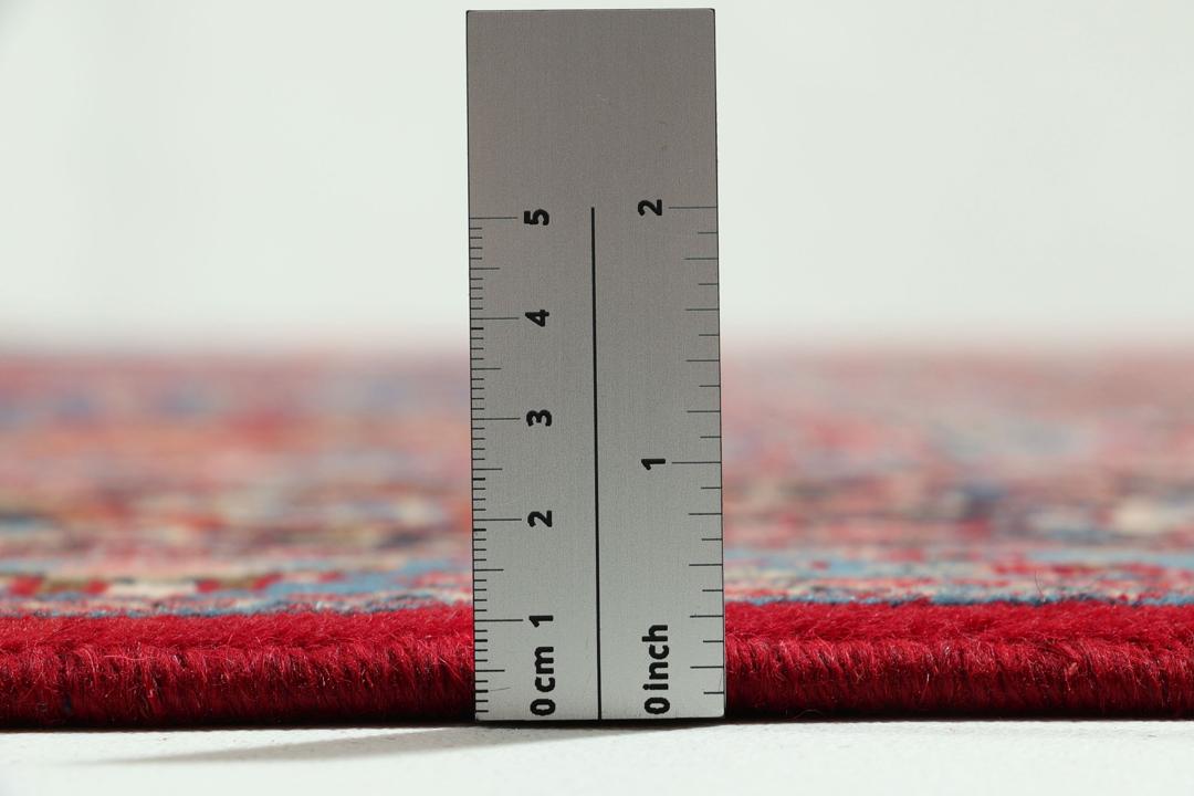 Tapis Mashad noué à la main provenant du Moyen-Orient avec un velours en laine rouge foncé et un motif floral