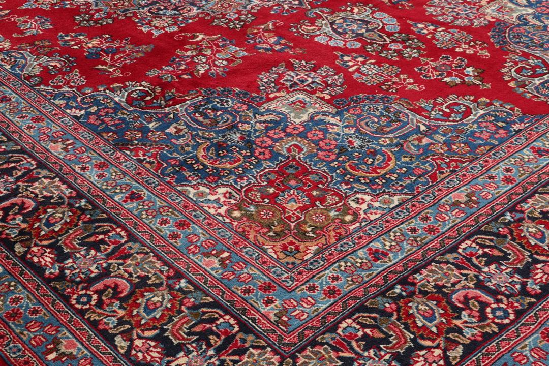 Tapis Mashad noué à la main provenant du Moyen-Orient avec un velours en laine rouge foncé et un motif floral