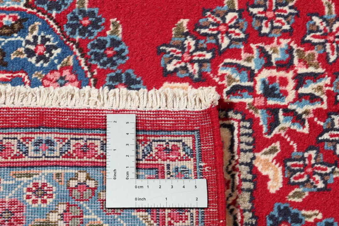 Tapis Mashad noué à la main provenant du Moyen-Orient avec un velours en laine rouge foncé et un motif floral