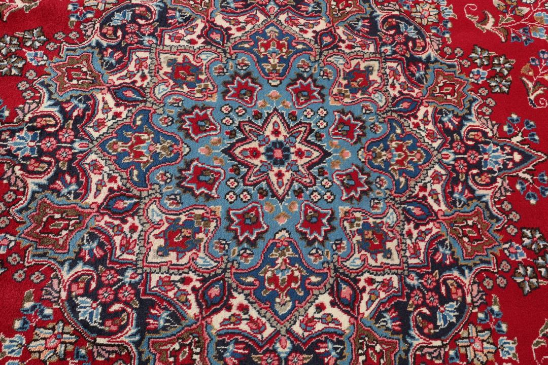 Tapis Mashad noué à la main provenant du Moyen-Orient avec un velours en laine rouge foncé et un motif floral