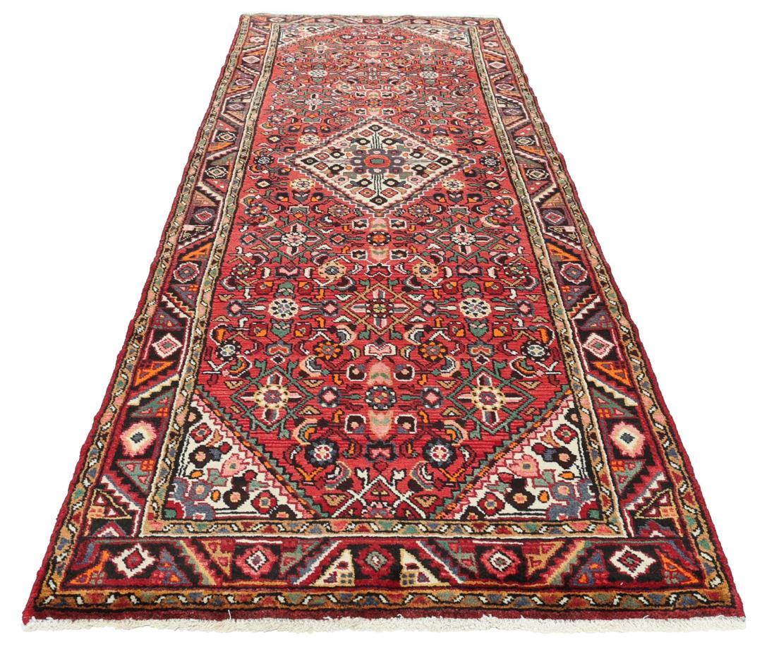 Handgeknoopte Hosseinabad loper met een levendig rood geometrisch patroon