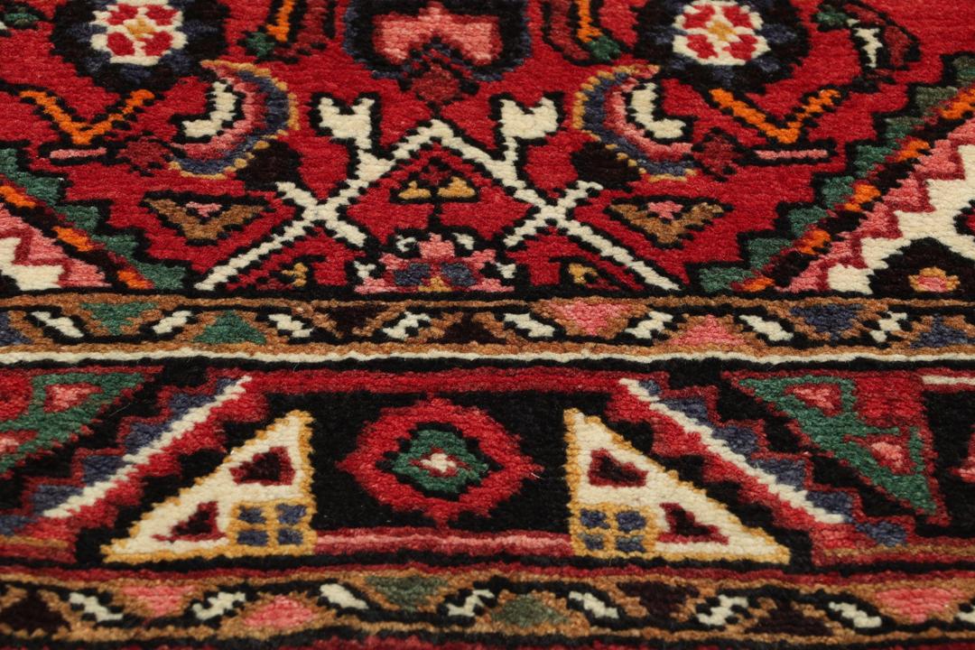 Handgeknoopte Hosseinabad loper met een levendig rood geometrisch patroon