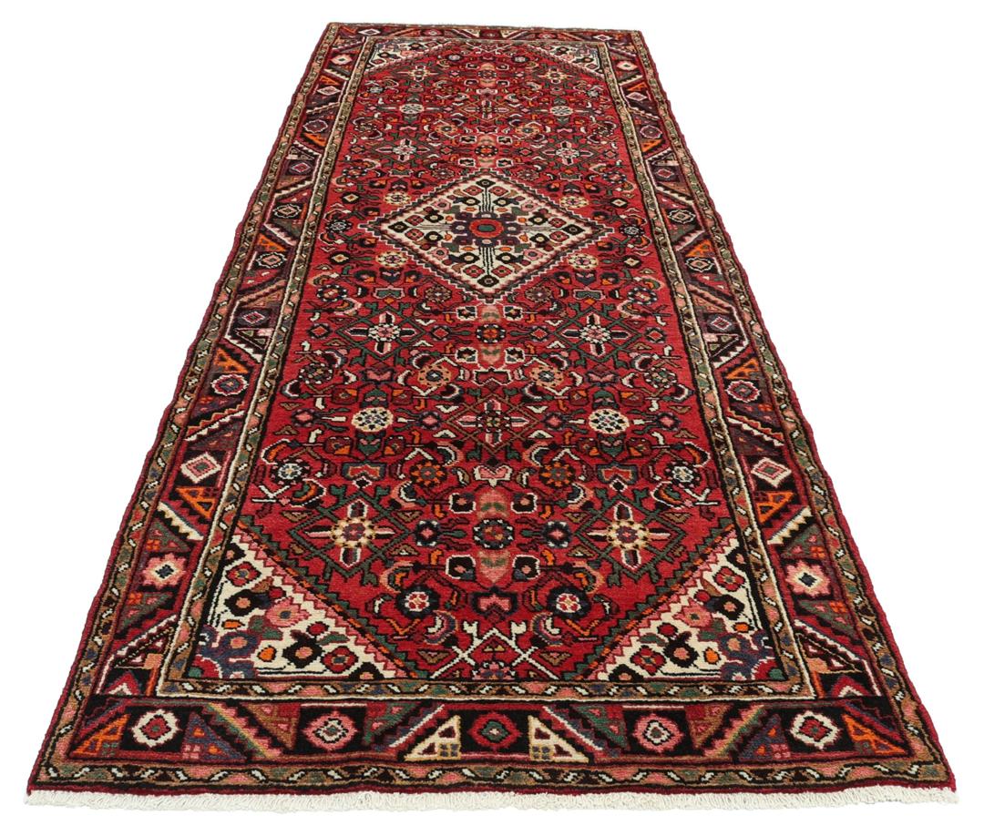 Handgeknoopte Hosseinabad loper met een levendig rood geometrisch patroon