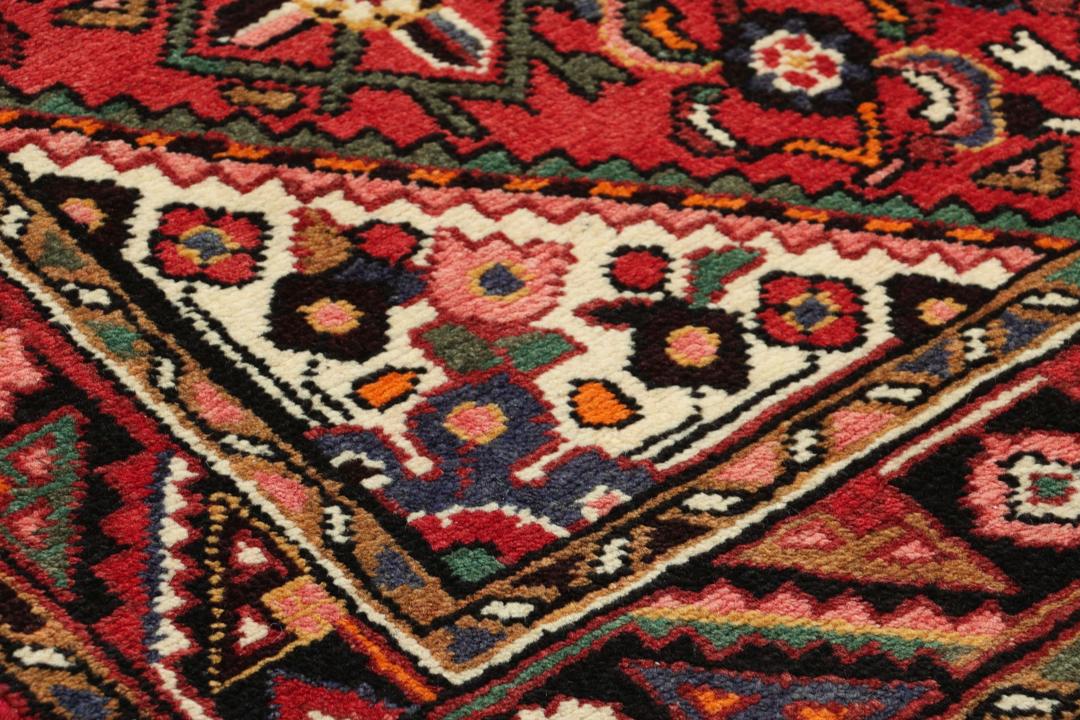 Handgeknoopte Hosseinabad loper met een levendig rood geometrisch patroon