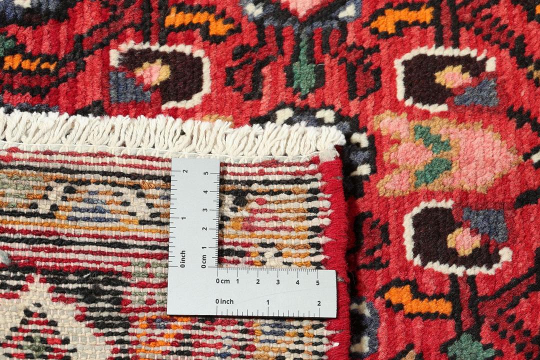 Handgeknoopte Hosseinabad loper met een levendig rood geometrisch patroon