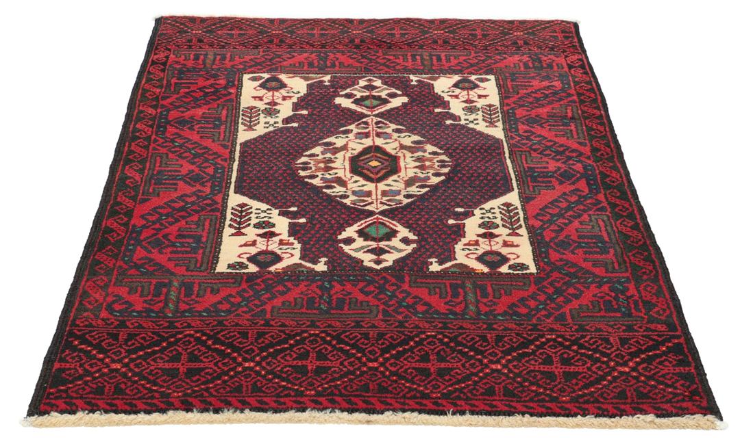 Een handgeknoopt Beluch-tapijt met donkerrode en beige tribale patronen uit het Midden-Oosten.