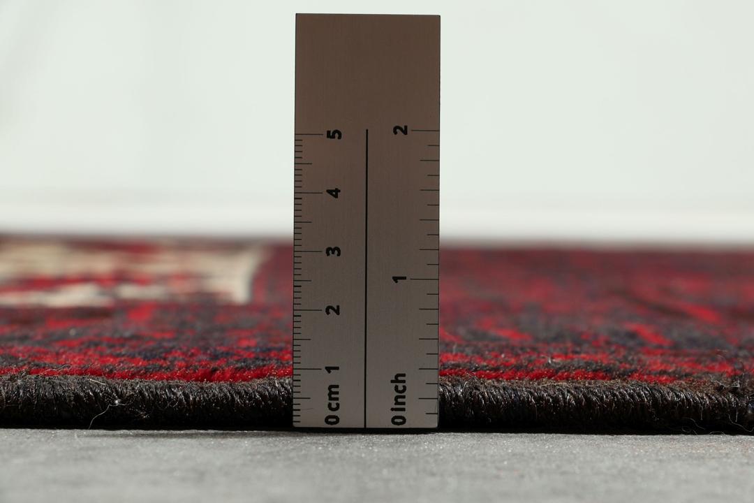 Handgeknoopt Baluch-tapijt uit het Midden-Oosten in donkerrode en crèmekleurige tinten