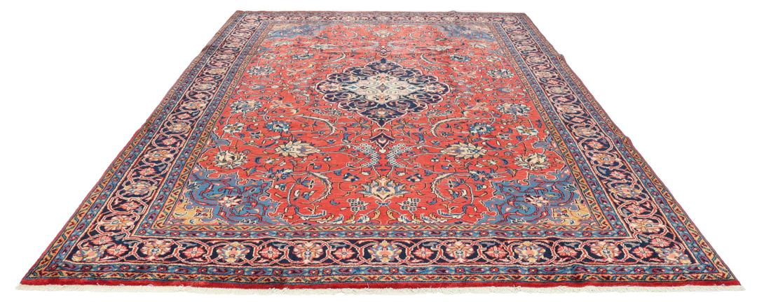 Met de hand geknoopt tapijt uit het Midden-Oosten met een centraal medaillon in rood en blauw.