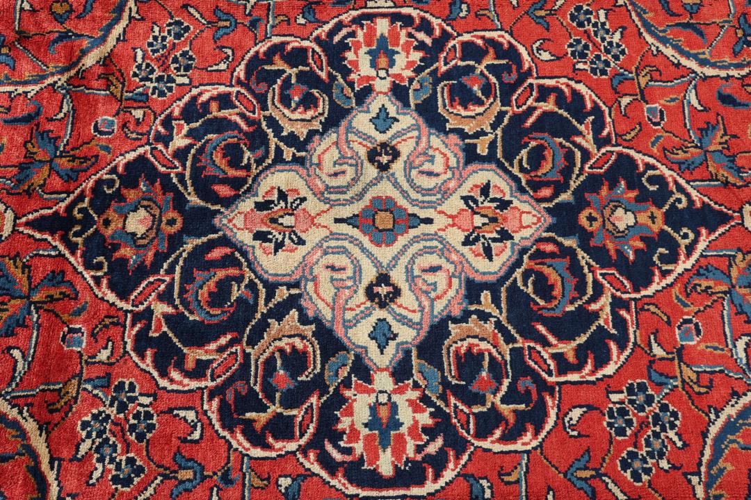 Met de hand geknoopt tapijt uit het Midden-Oosten met een centraal medaillon in rood en blauw.