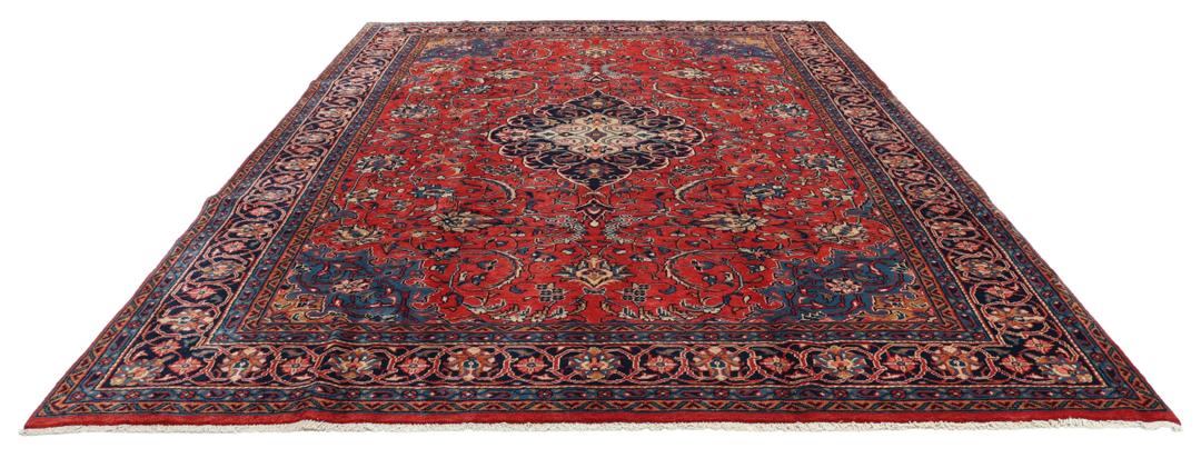 Met de hand geknoopt tapijt uit het Midden-Oosten met een centraal medaillon in rood en blauw.