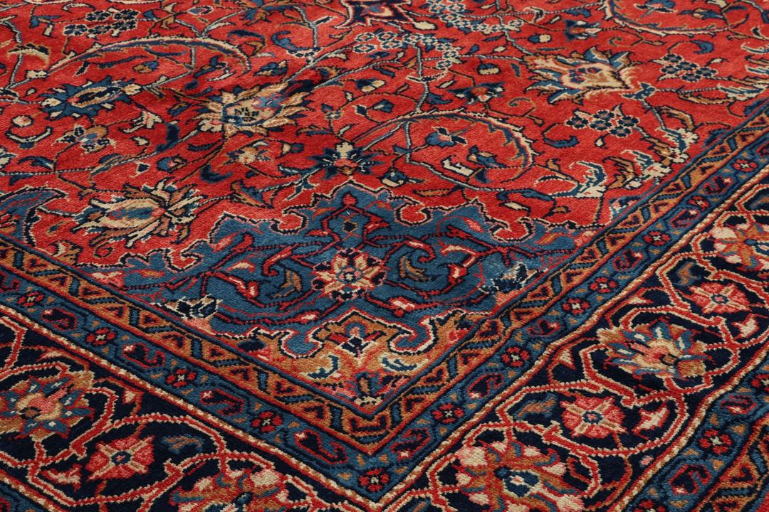 Met de hand geknoopt tapijt uit het Midden-Oosten met een centraal medaillon in rood en blauw.
