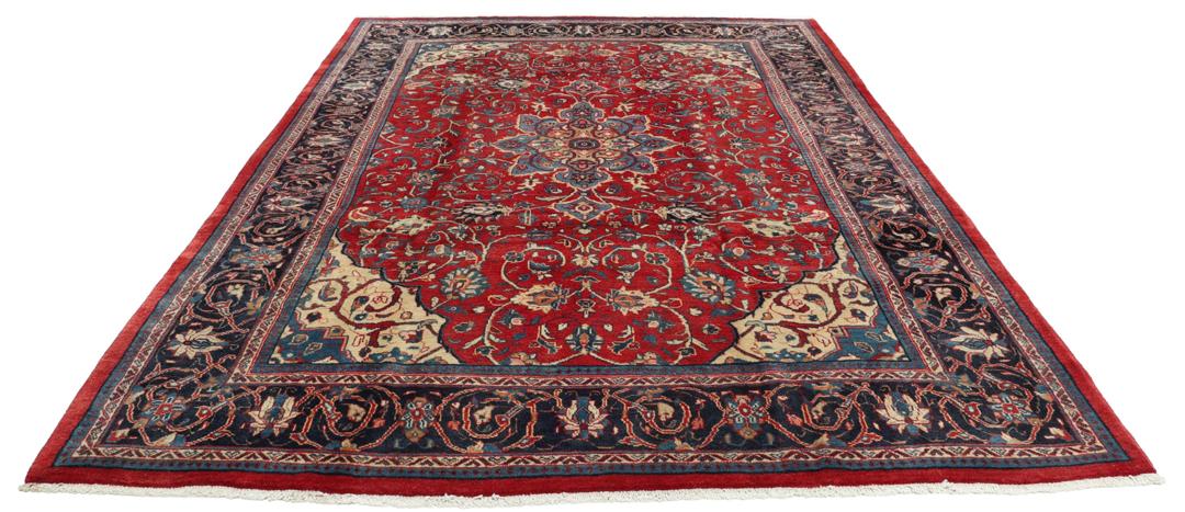 Een handgeknoopt rood Mahal-tapijt met een bloemenmedaillon en een marineblauwe rand.