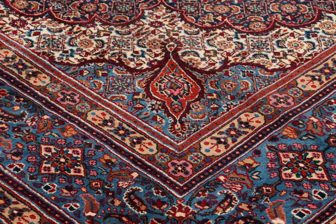 Handgeknoopt Moud-tapijt uit het Midden-Oosten in tinten blauw en rood