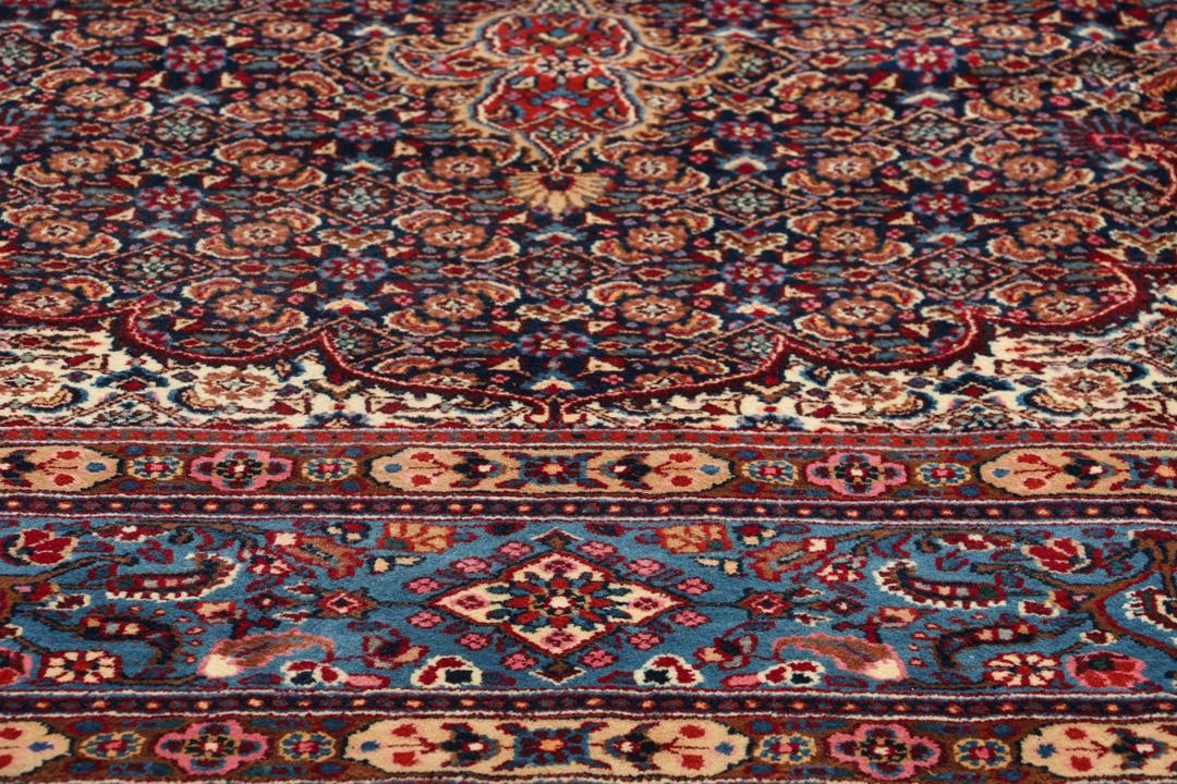 Handgeknoopt Moud-tapijt uit het Midden-Oosten in tinten blauw en rood