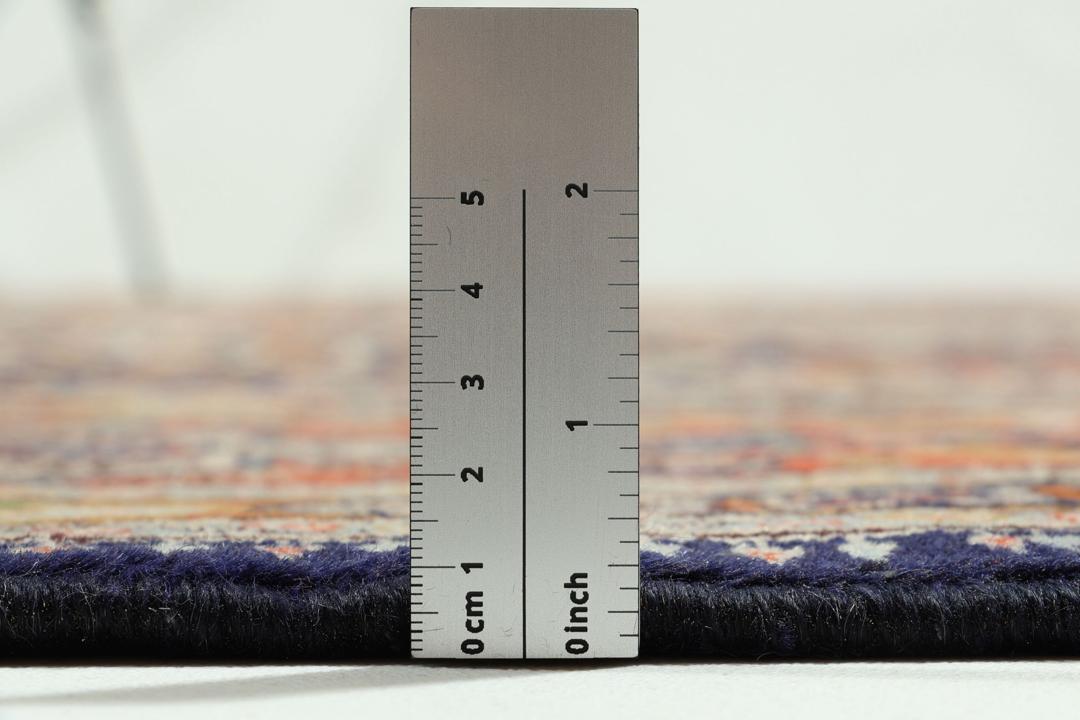 Handgeknoopt Moud-tapijt met een centraal medaillon in meerkleurige tinten uit het Midden-Oosten.