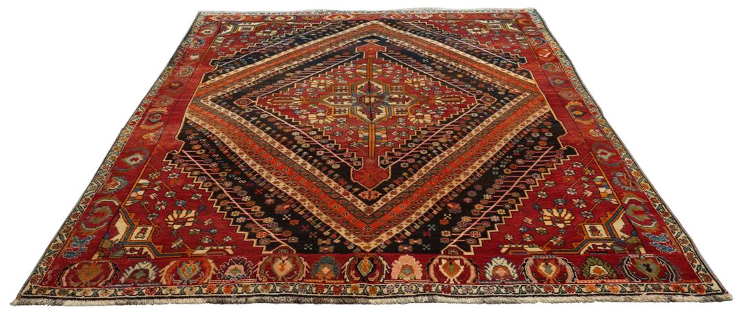 Een handgeknoopt Khashkuli-tapijt uit het Midden-Oosten met een donkerrood en blauw geometrisch ontwerp.