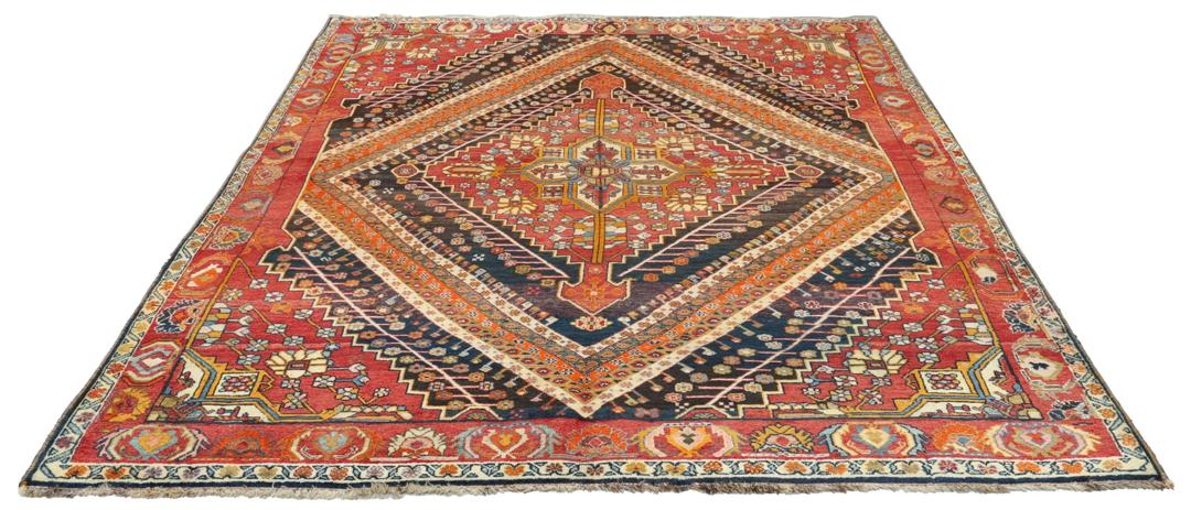 Een handgeknoopt Khashkuli-tapijt uit het Midden-Oosten met een donkerrood en blauw geometrisch ontwerp.