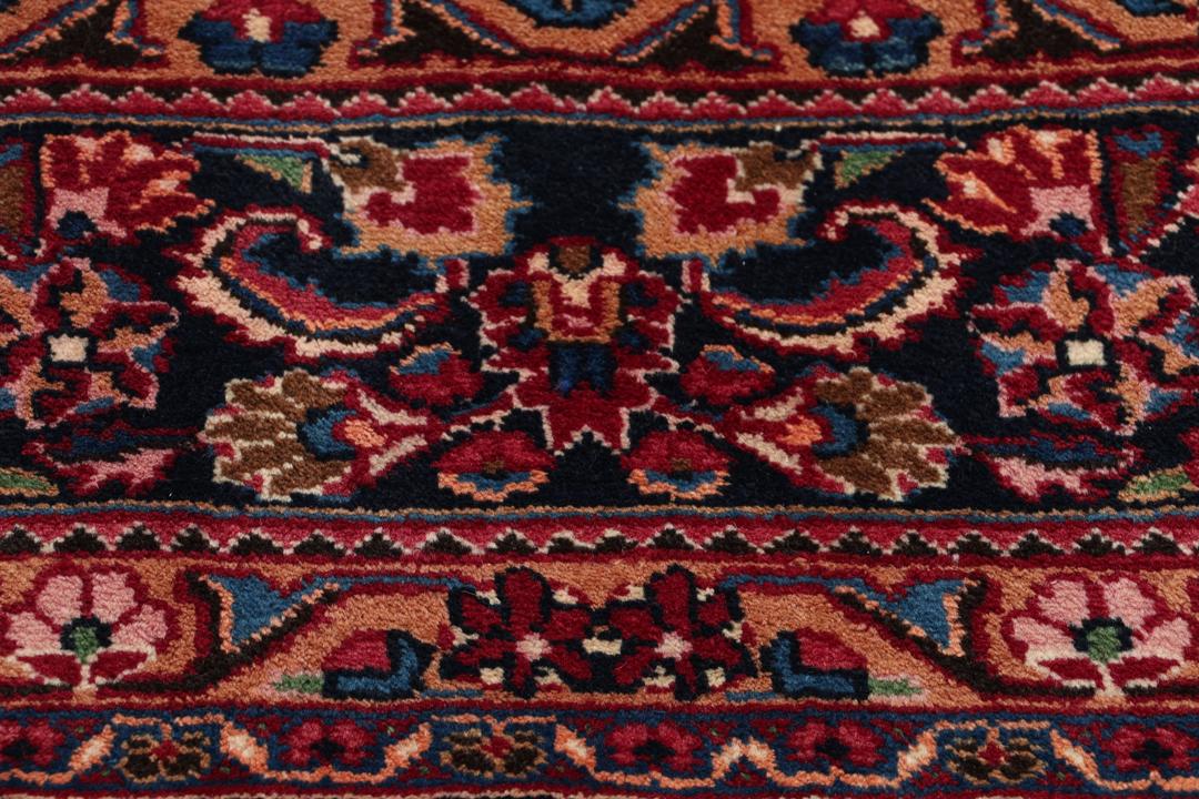 Tapis Mashad noué à la main provenant du Moyen-Orient, de couleur rouge foncé avec un motif floral