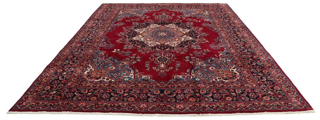 Tapis Mashad noué à la main provenant du Moyen-Orient, de couleur rouge foncé avec un motif floral