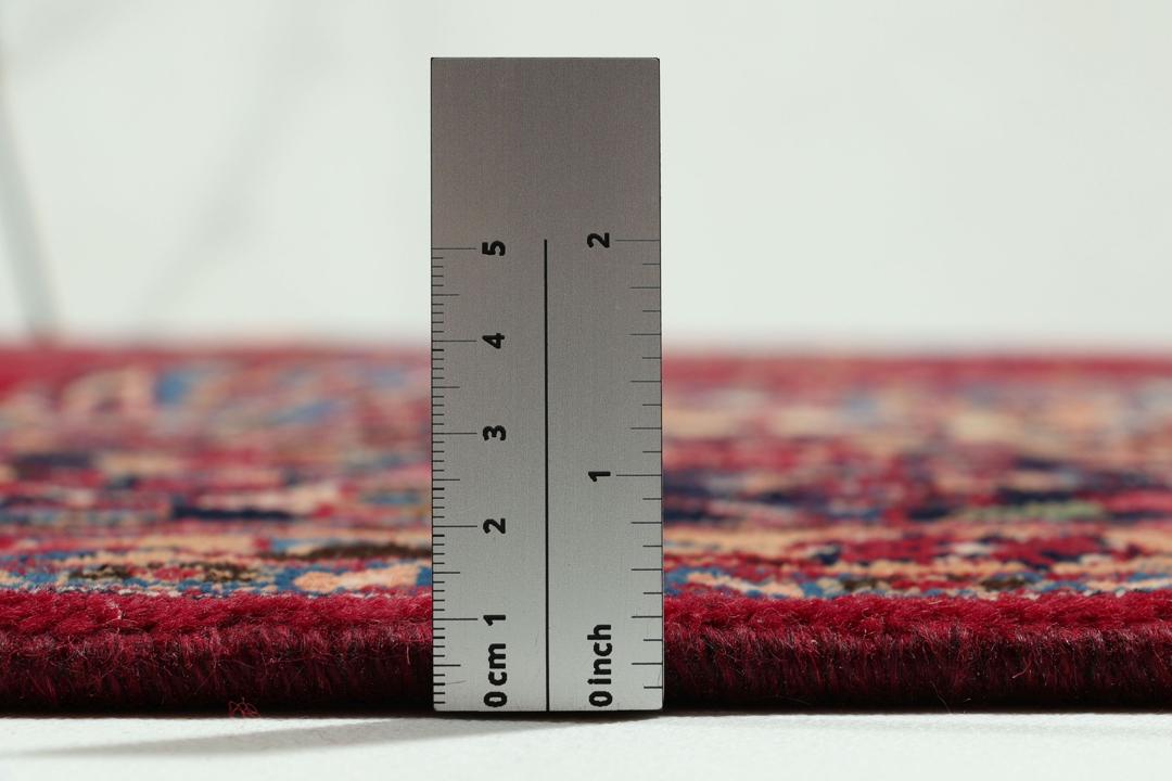 Tapis Mashad noué à la main provenant du Moyen-Orient, de couleur rouge foncé avec un motif floral