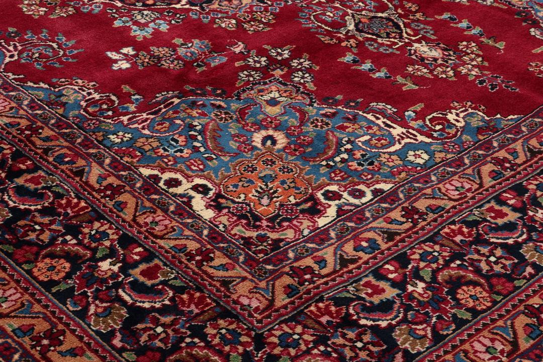 Tapis Mashad noué à la main provenant du Moyen-Orient, de couleur rouge foncé avec un motif floral