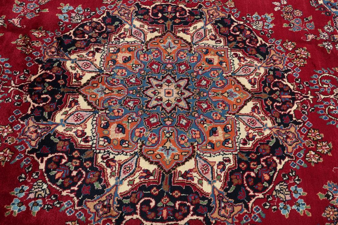 Tapis Mashad noué à la main provenant du Moyen-Orient, de couleur rouge foncé avec un motif floral