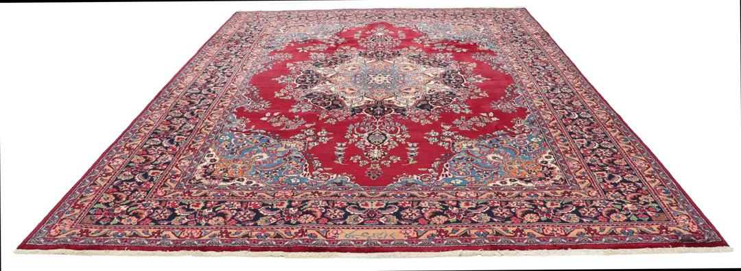 Tapis Mashad noué à la main provenant du Moyen-Orient, de couleur rouge foncé avec un motif floral