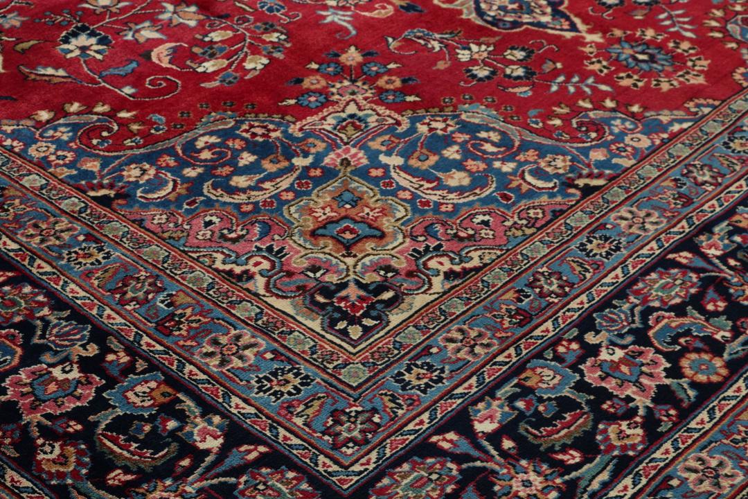Handgeknoopt Mashad-tapijt uit het Midden-Oosten in rode en donkerblauwe tinten