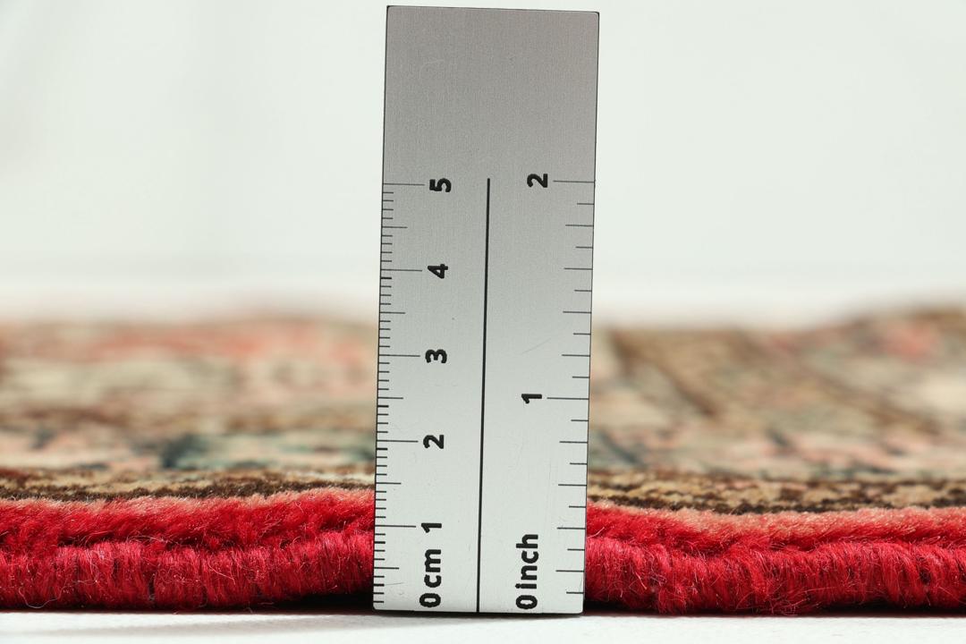 Handgeknoopt Mahal-tapijt uit het Midden-Oosten in levendige rode en donkere tinten