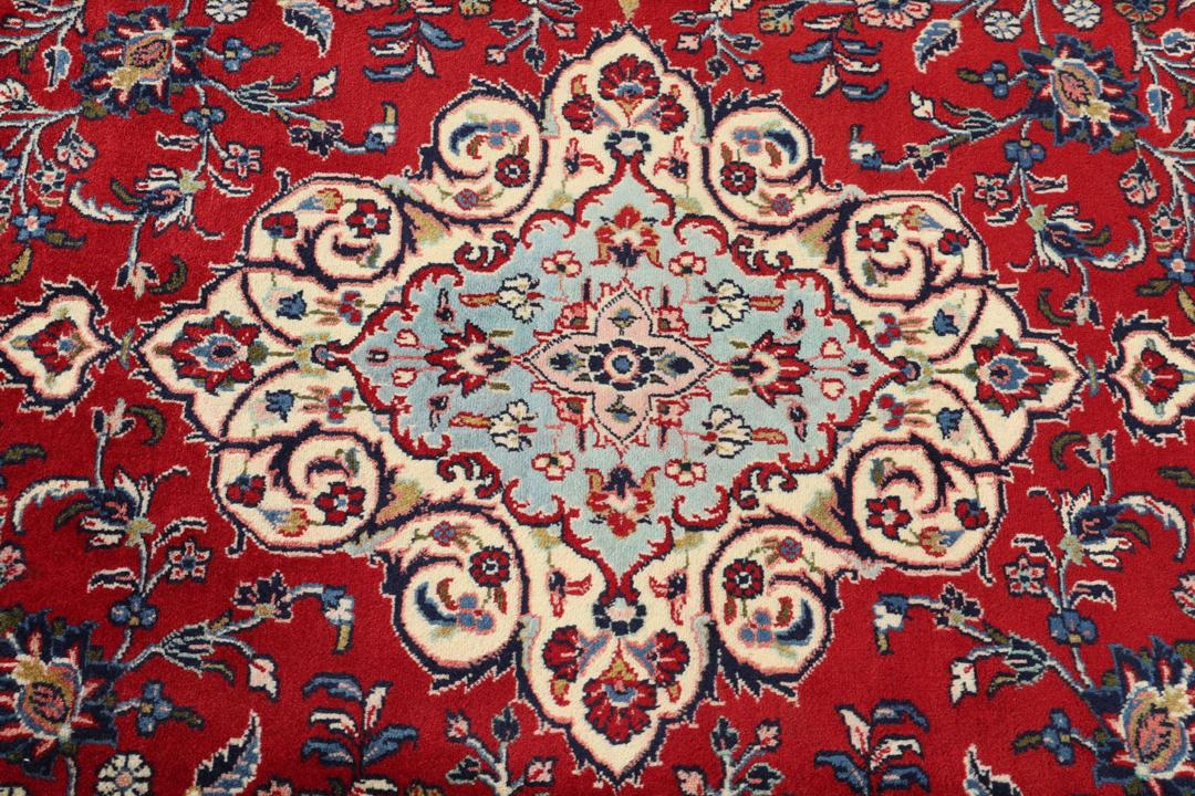 Hamadan Shahrbaf handgeknoopt tapijt met rood veld en bloemenmedaillon uit het Midden-Oosten