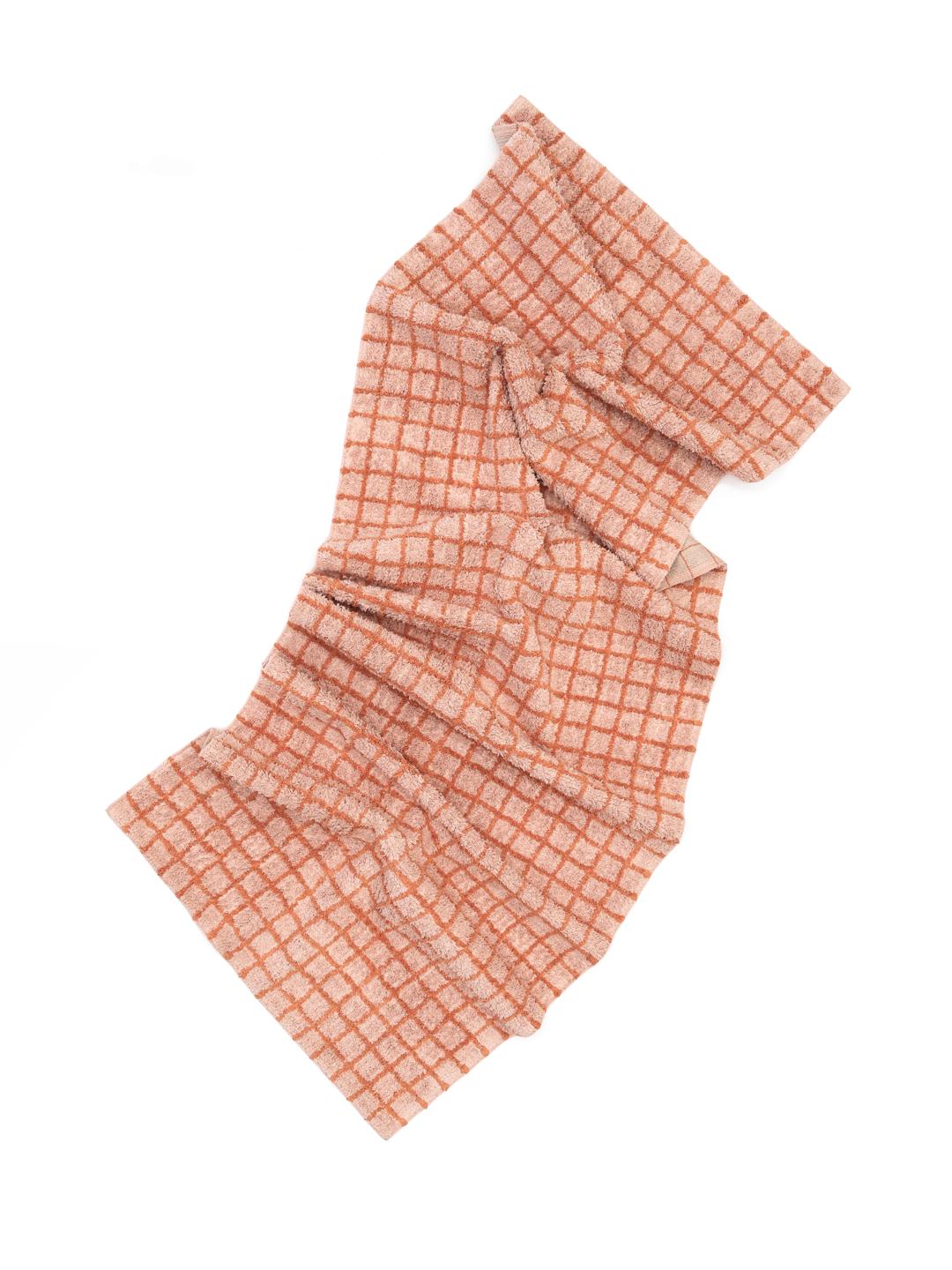 Een roze en terracotta gekleurde loper met een ruitpatroon