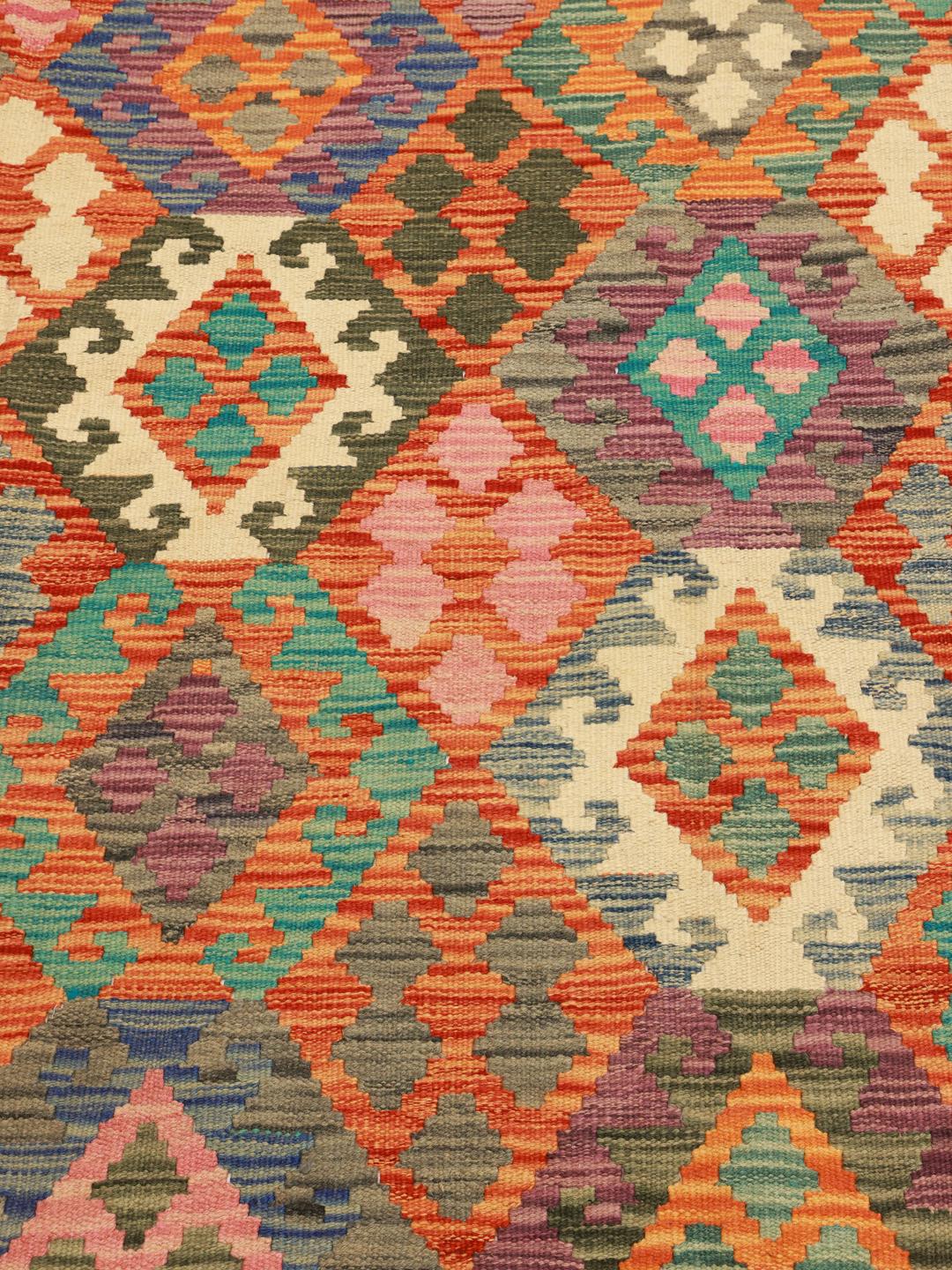 Een groot rechthoekig Kelim Afghan Old Style tapijt met levendige, veelkleurige geometrische ruitpatronen