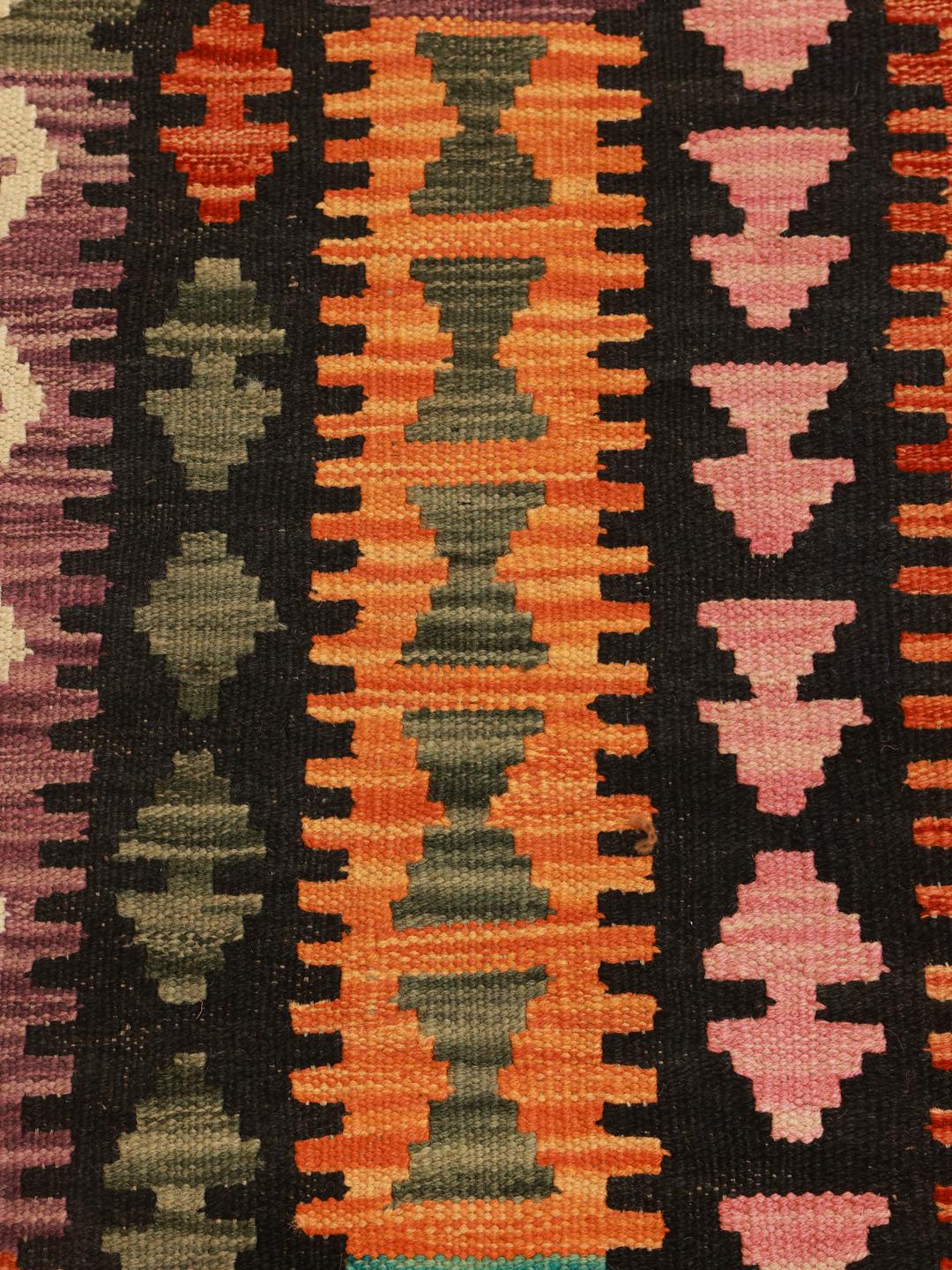 Een groot rechthoekig Kelim Afghan Old Style tapijt met levendige, veelkleurige geometrische ruitpatronen