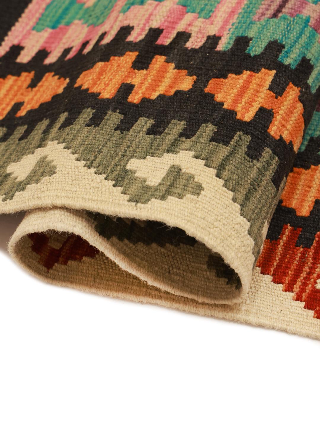Een groot rechthoekig Kelim Afghan Old Style tapijt met levendige, veelkleurige geometrische ruitpatronen
