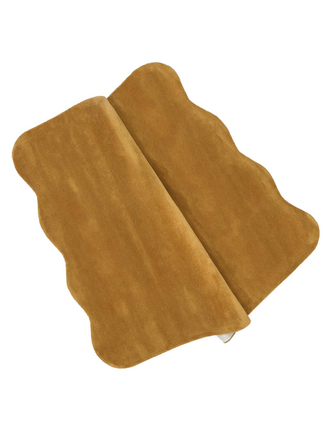 Bruin vloerkleed met een onregelmatige schulprand