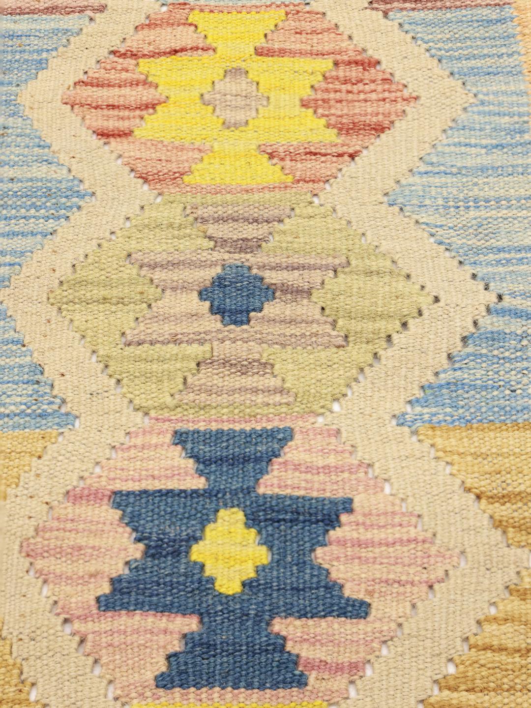 Handgeweven Afghan Kelim tapijt met een beige veld en kleurrijke geometrische randen
