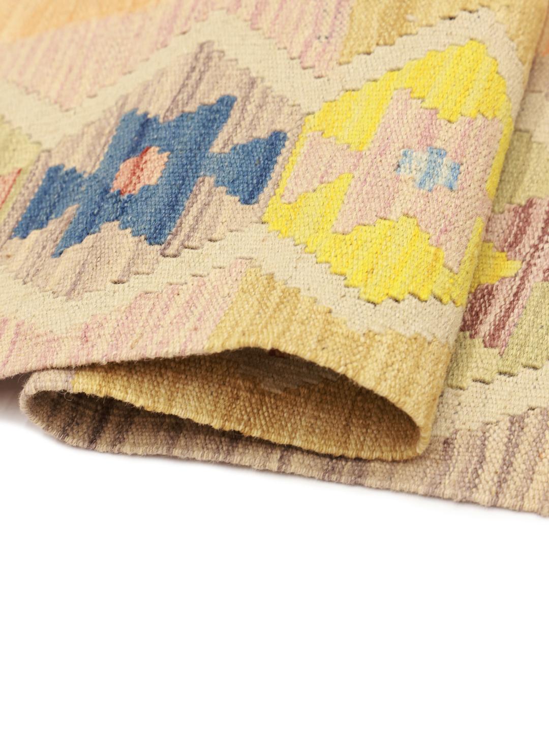 Handgeweven Afghan Kelim tapijt met een beige veld en kleurrijke geometrische randen