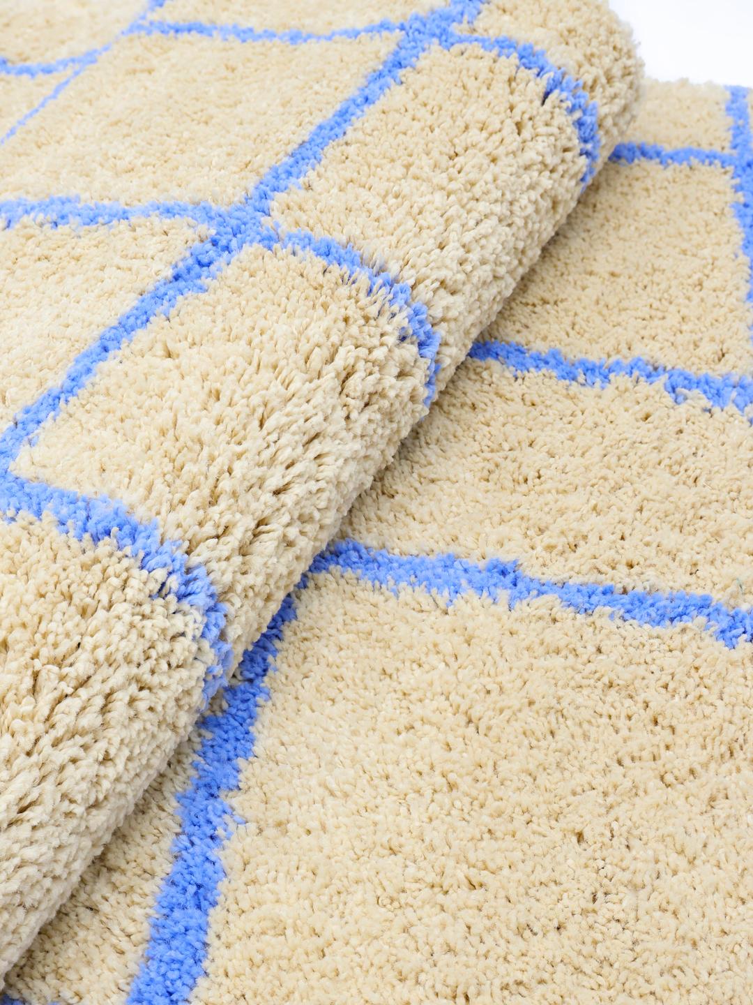 Beige en blauw vloerkleed met een ruitpatroon