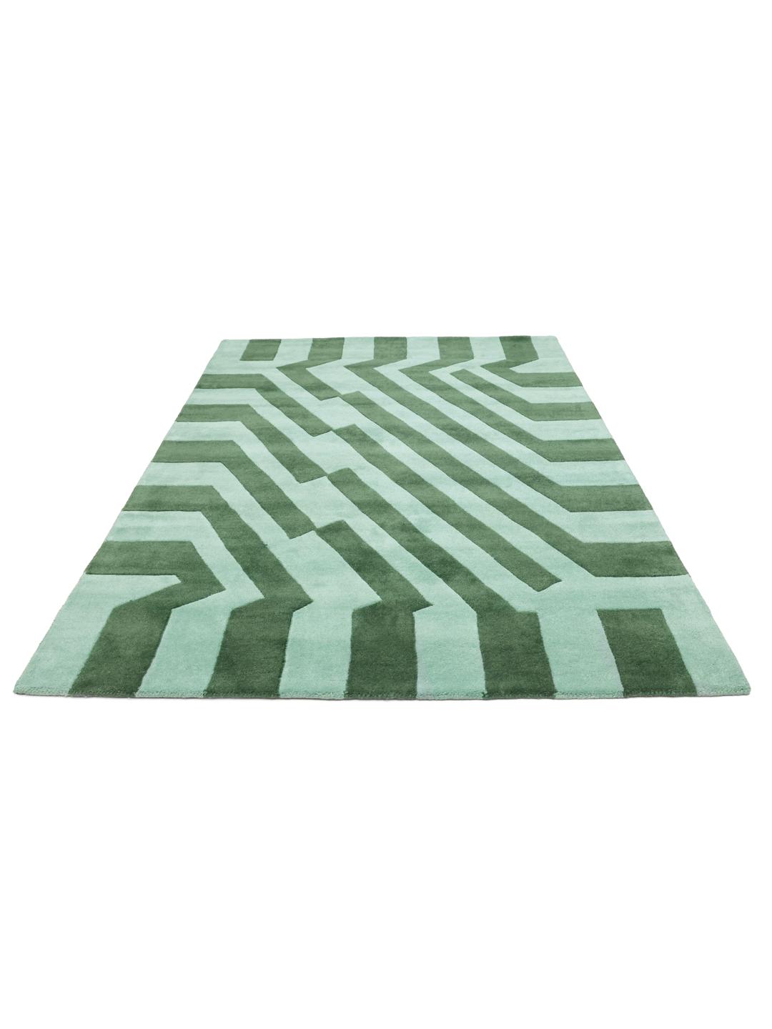 Tapis vert avec un motif géométrique
