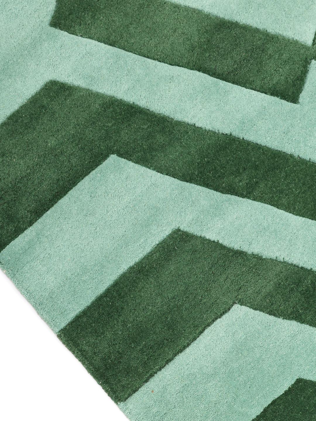 Tapis vert avec un motif géométrique
