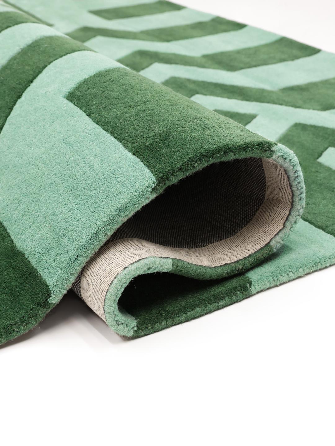 Tapis vert avec un motif géométrique