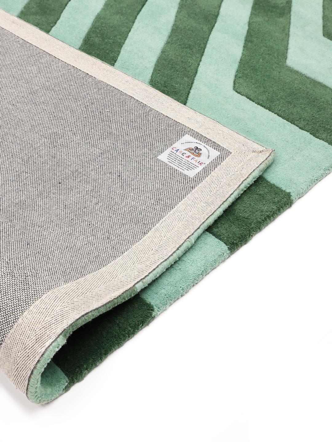 Tapis vert avec un motif géométrique