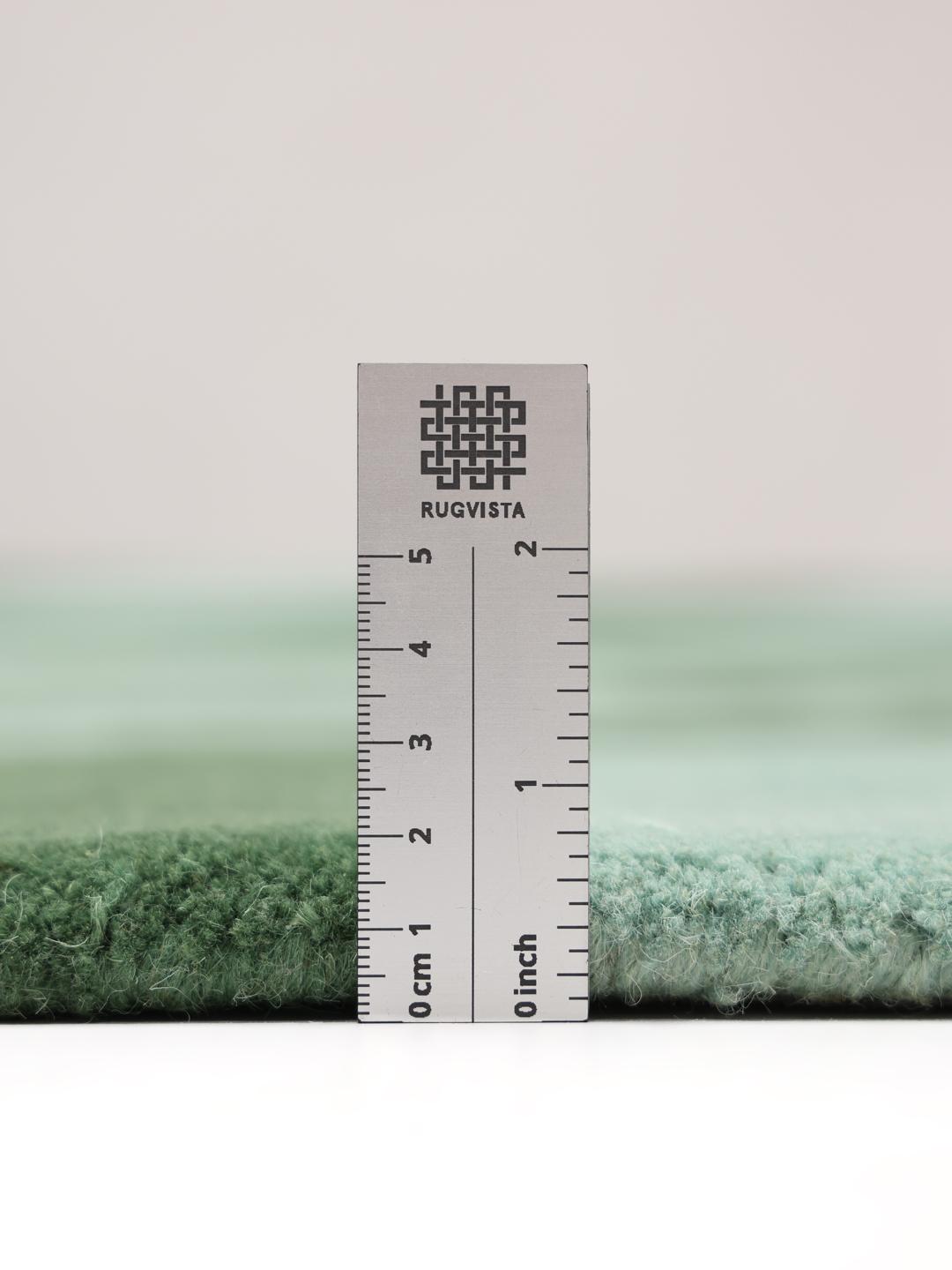 Tapis vert avec un motif géométrique