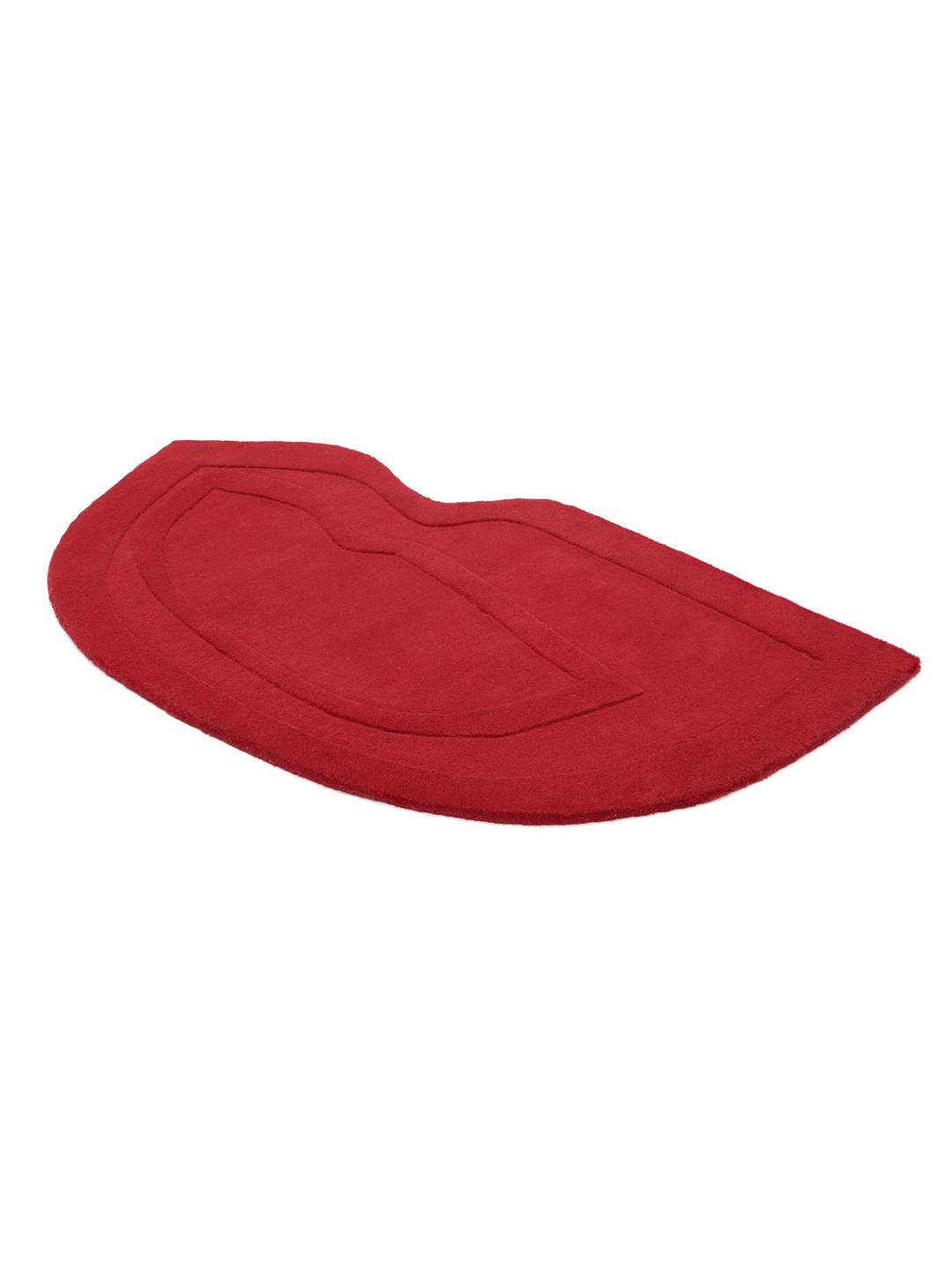 Een levendig rood tapijt in de vorm van lippen