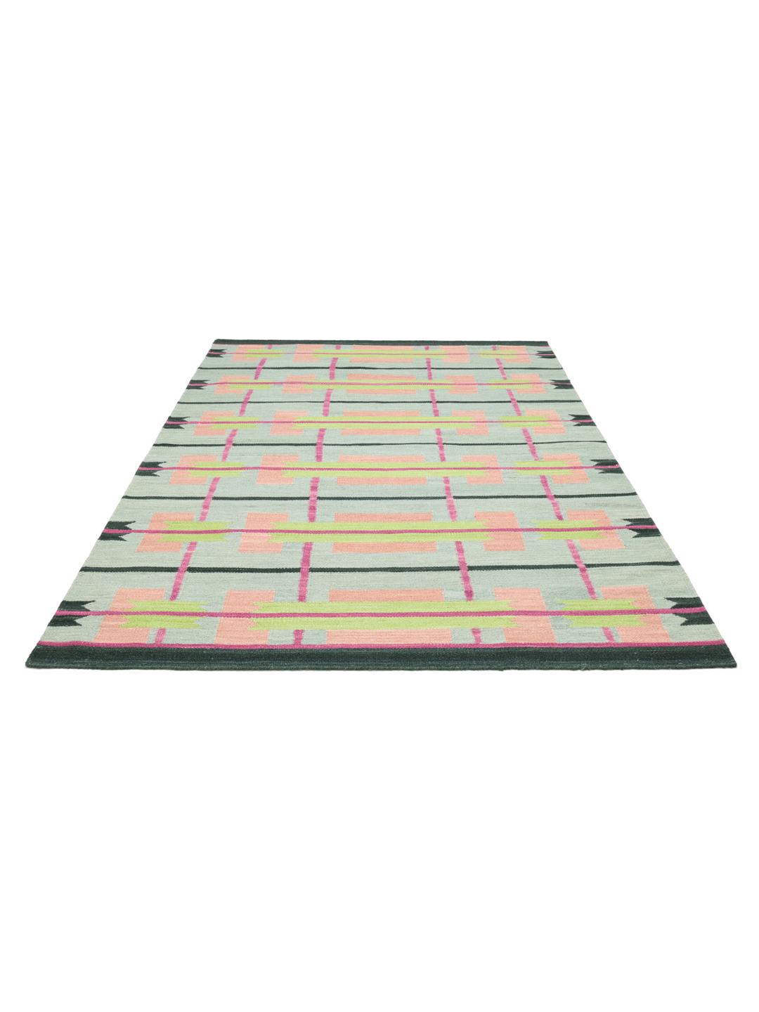 Handgeweven groen tapijt met een geometrisch patroon